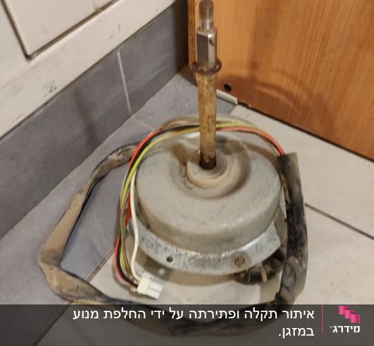 מנוע ישן עם חוטים צבעוניים על רצפה
